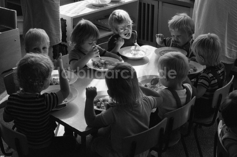 Berlin: Mittagessen im Kindergarten in Berlin in der DDR