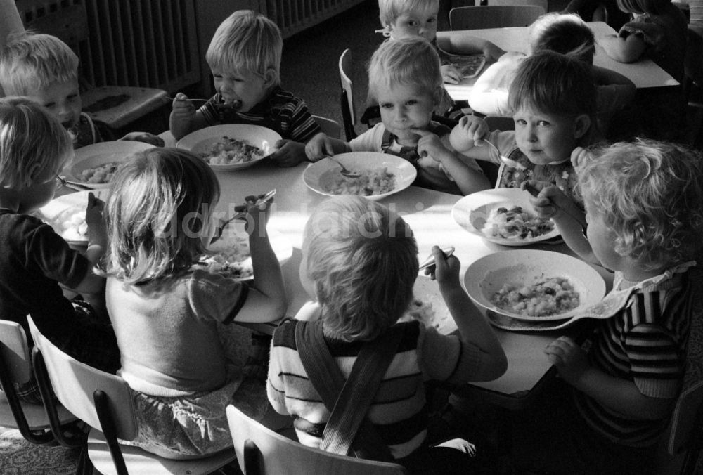 DDR-Bildarchiv: Berlin - Mittagessen im Kindergarten in Berlin in der DDR