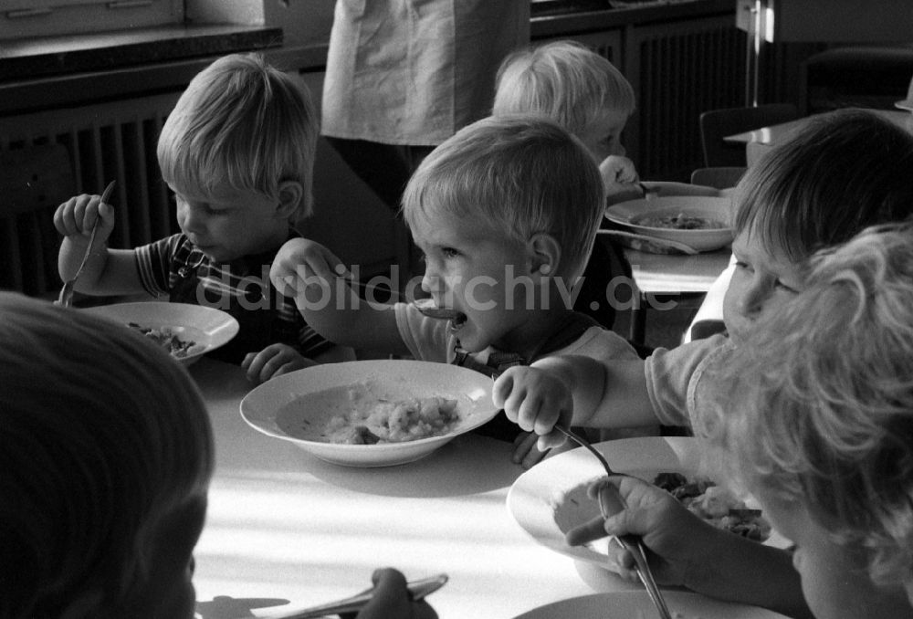 DDR-Fotoarchiv: Berlin - Mittagessen im Kindergarten in Berlin in der DDR