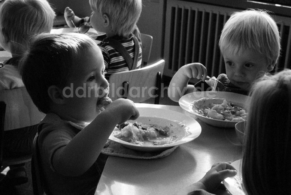 Berlin: Mittagessen im Kindergarten in Berlin in der DDR