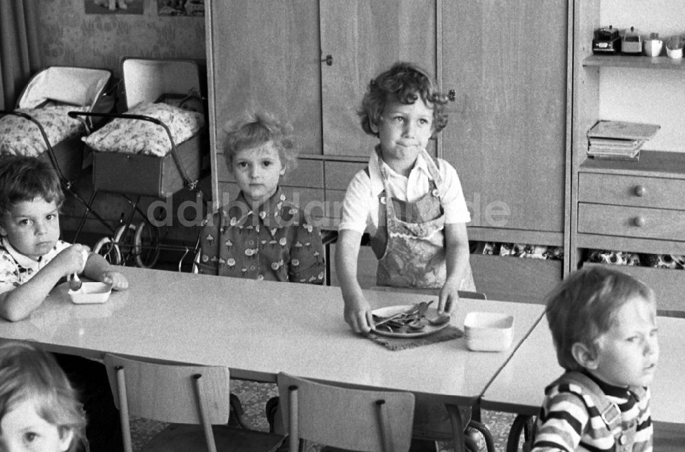 Berlin: Mittagessen im Kindergarten in Berlin auf dem Gebiet der ehemaligen DDR, Deutsche Demokratische Republik