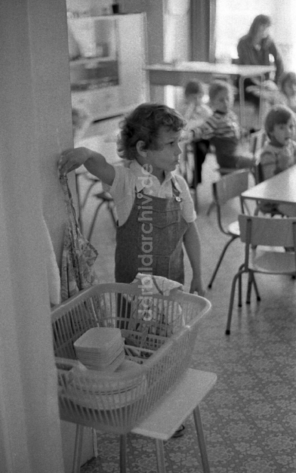 DDR-Bildarchiv: Berlin - Mittagessen im Kindergarten in Berlin auf dem Gebiet der ehemaligen DDR, Deutsche Demokratische Republik