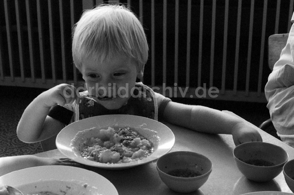 DDR-Bildarchiv: Berlin - Mittagessen im Kindergarten in Berlin auf dem Gebiet der ehemaligen DDR, Deutsche Demokratische Republik