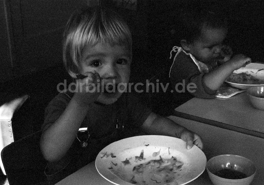 DDR-Fotoarchiv: Berlin - Mittagessen im Kindergarten in Berlin auf dem Gebiet der ehemaligen DDR, Deutsche Demokratische Republik