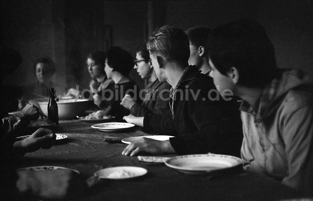 DDR-Fotoarchiv: Werneuchen - Mittagessen für Schüler beim Arbeitseinsatz zur Kartoffelernte in Werneuchen in der DDR