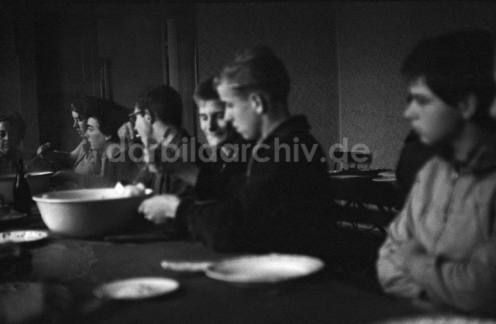 Werneuchen: Mittagessen für Schüler beim Arbeitseinsatz zur Kartoffelernte in Werneuchen in der DDR