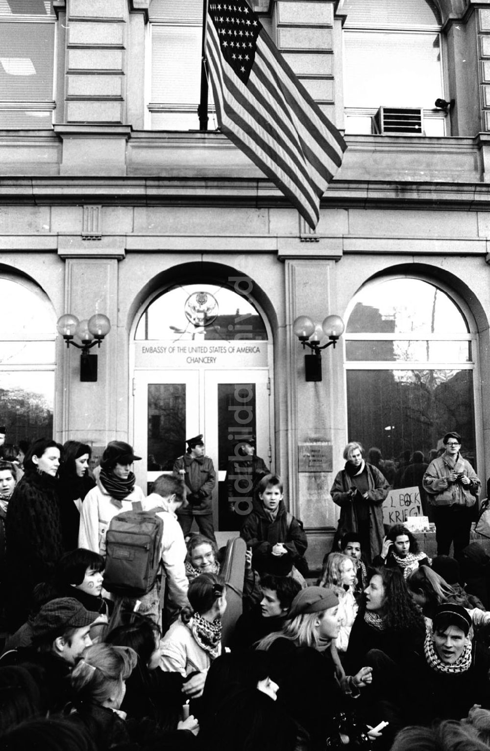 DDR-Bildarchiv: Berlin-Mitte - Mitte - Berlin Antikriegsdemo vor der US-Botschaft in Berlin 15.01.91 Foto: Grahn Umschlagnummer: 0053