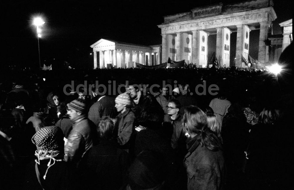 DDR-Bildarchiv: Berlin-Mitte - Mitte - Berlin Antikriegsdemo mit Polizeieinsatz, Bln.-Brandenburger Tor 18.01.91 Foto: Grahn Umschlagnummer: 0079