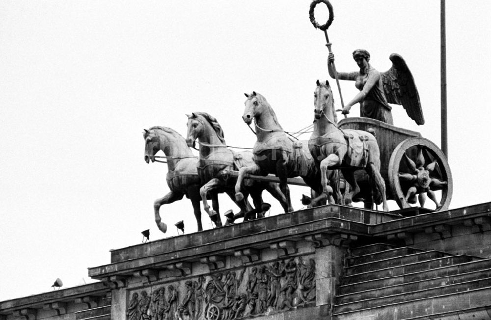 DDR-Fotoarchiv: Berlin-Mitte - Mitte-Berlin Brandenburger Tor/ Quadriga 03.01.90 Foto: ND/Lange Umschlagnummer: 0013