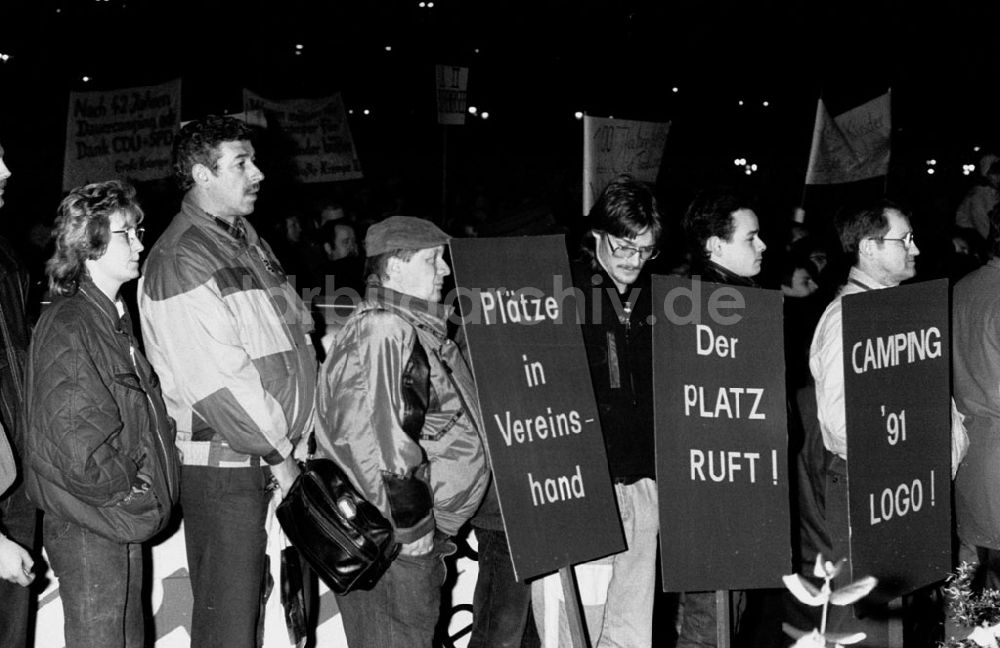 DDR-Bildarchiv: Berlin-Mitte - Mitte - Berlin Demo der Berliner Campingfreunde vor dem Roten Rathaus 29.01.91 Foto: Grahn Umschlagnummer: 0117