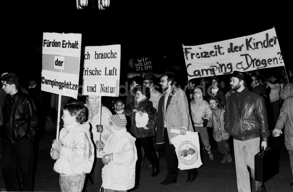 DDR-Fotoarchiv: Berlin-Mitte - Mitte - Berlin Demo der Berliner Campingfreunde vor dem Roten Rathaus 29.01.91 Foto: Grahn Umschlagnummer: 0117