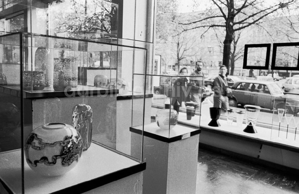 DDR-Bildarchiv: Berlin-Mitte - Mitte - Berlin Glas- und Grafikausstellung in der Gallerie Unter den Linden 11