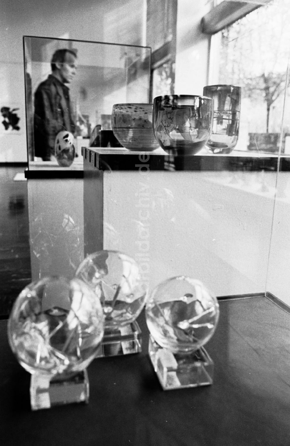 DDR-Fotoarchiv: Berlin-Mitte - Mitte - Berlin Glas- und Grafikausstellung in der Gallerie Unter den Linden 11
