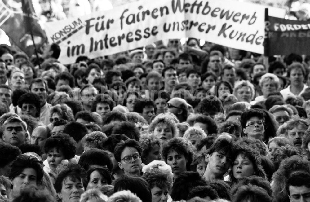 DDR-Bildarchiv: Berlin-Mitte - Mitte - Berlin Handelsleute demonstrieren vor der Volkskammer 13.07.90 Foto: ND/Lange Umschlagnummer: 0934