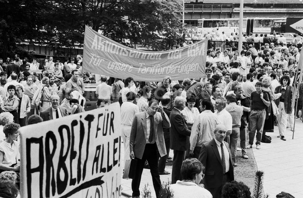 DDR-Fotoarchiv: Berlin-Mitte - Mitte - Berlin IG-Metaller demonstrieren vor dem ehem. FDGB 09.07.90 Foto: ND/Lange Umschlagnummer: 0915