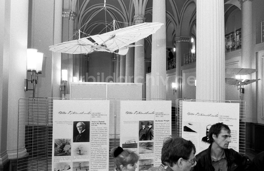 Berlin-Mitte: Mitte - Berlin Otto-Lilienthal-Ausstellung im Roten Rathaus 28.12.90 Foto: ND/Lange Umschlagnummer: 1572
