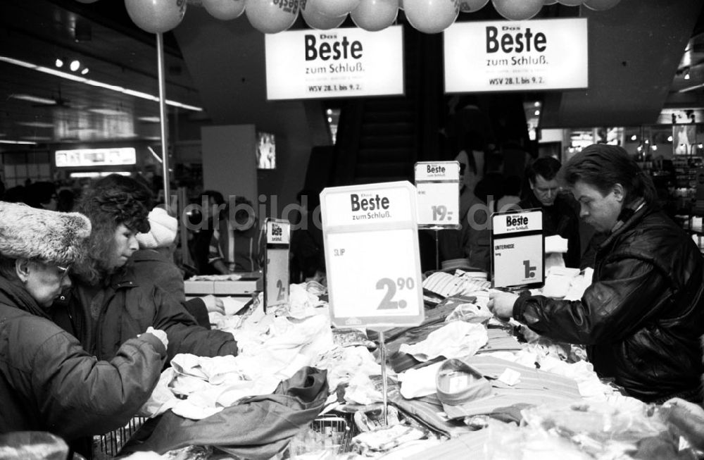 DDR-Fotoarchiv: Berlin-Mitte - Mitte - Berlin Winterschlußverkauf Bln. Alex und am Hauptbahnhof 28.01.91 Foto:Grahn Umschlagnummer: 0111