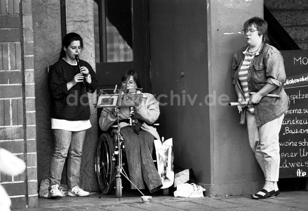 Berlin-Mitte: Mitte/Berlin Behindertenmusik auf dem Alex 15.07.90 Foto: Grahn Umschlagnummer: 0940