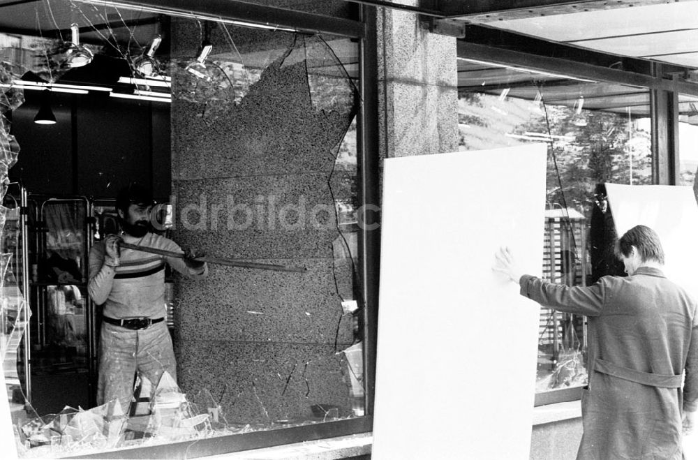 Berlin-Mitte: Mitte/Berlin Demolierte Schaufenster von Fußballweltmeisterschaftsrandale 09.07.90 Foto: Grahn Umschlagnummer: 0917