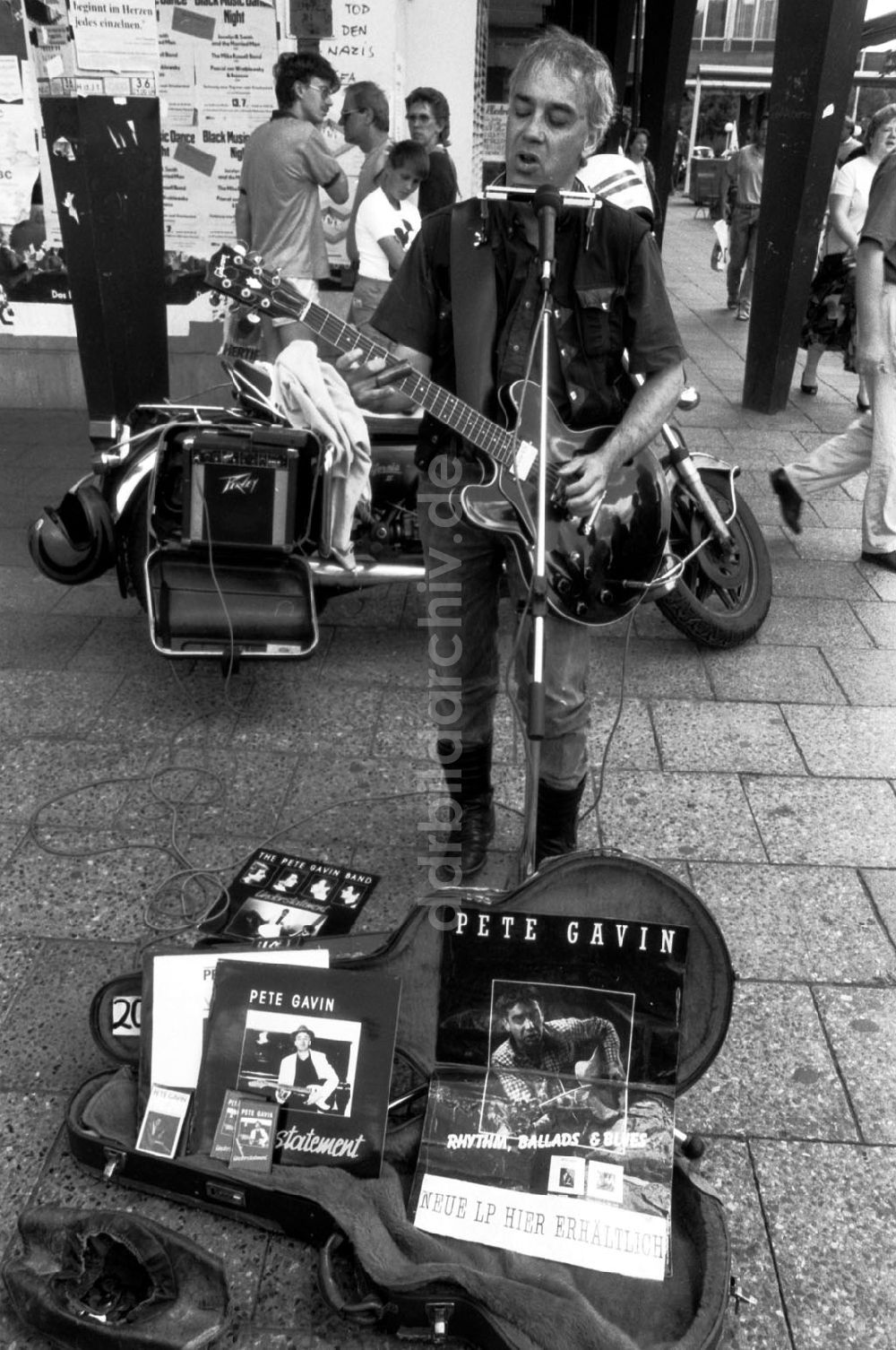 DDR-Bildarchiv: Berlin-Mitte - Mitte/Berlin Rockmusiker auf der Rathauspassage 15.07.90 Foto: Grahn Umschlagnummer: 0940