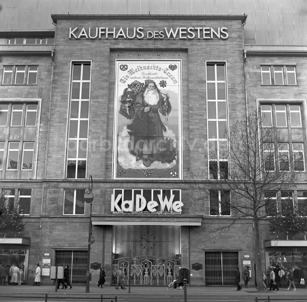 DDR-Bildarchiv: Berlin - Mittelrisalit der KaDeWe-Fassade in Berlin im heutigen Bundesland Berlin