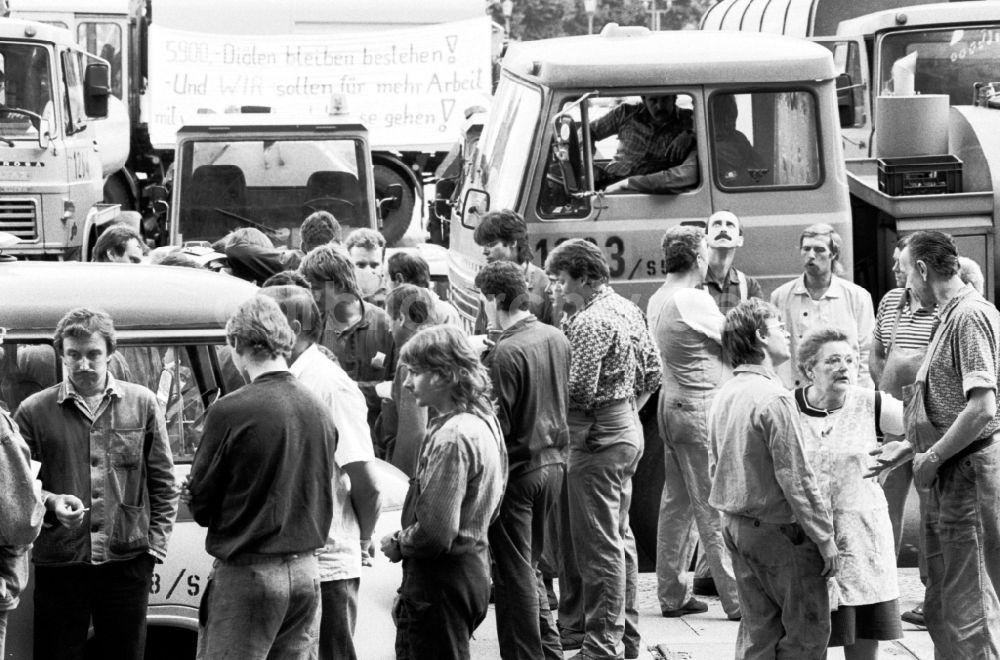 DDR-Bildarchiv: Berlin - Müllfahrer streiken vor dem Roten Rathaus in Berlin, der ehemaligen Hauptstadt der DDR, Deutsche Demokratische Republik