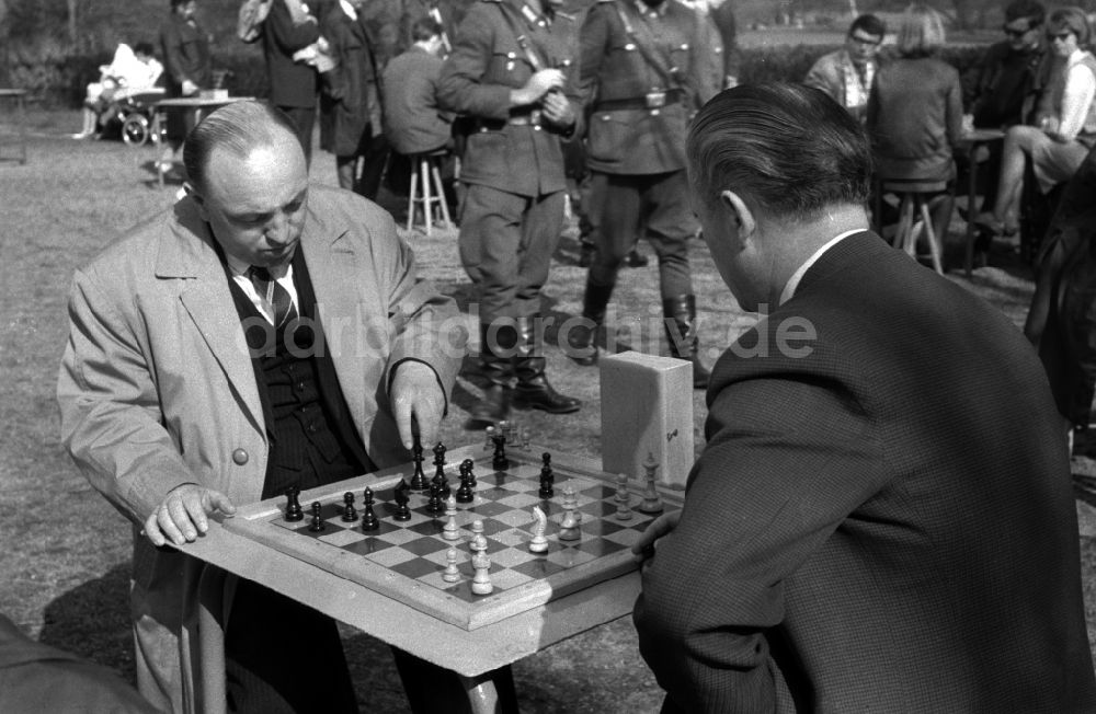 Berlin - Friedrichshain: 2 Männer spielen Schach im Freien in Berlin - Friedrichshain 
