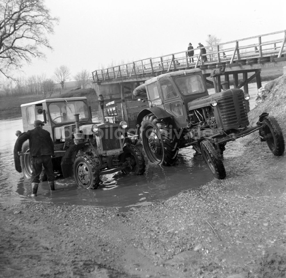 DDR-Fotoarchiv: Magdeburg - Männer waschen ihre Traktoren in der Elbe bei Magdeburg in Sachsen - Anhalt