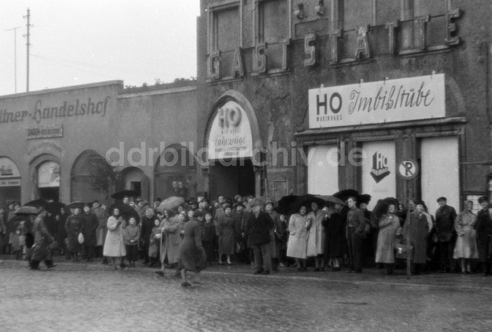 Halberstadt: Mode und Kleidung von Straßen- Passanten am Fischmarkt in Halberstadt in Sachsen-Anhalt in der DDR