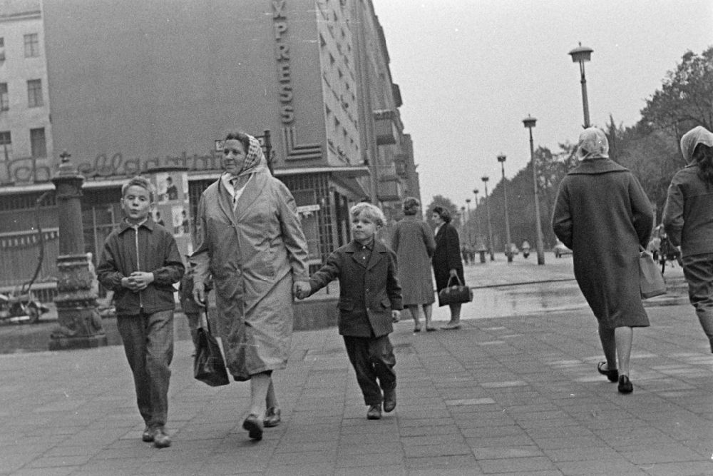 Berlin: Mode und Kleidung von Straßen- Passanten im Ortsteil Prenzlauer Berg in Berlin in der DDR
