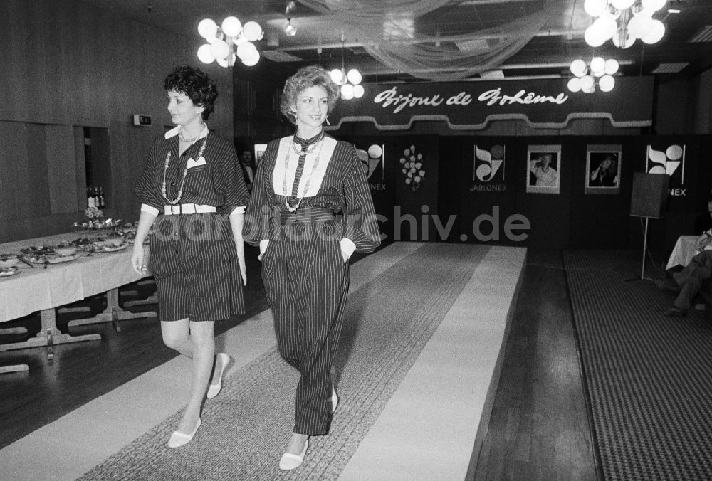 DDR-Fotoarchiv: Berlin - Modenschau in der Kongreßhalle in Berlin, der ehemaligen Hauptstadt der DDR, Deutsche Demokratische Republik