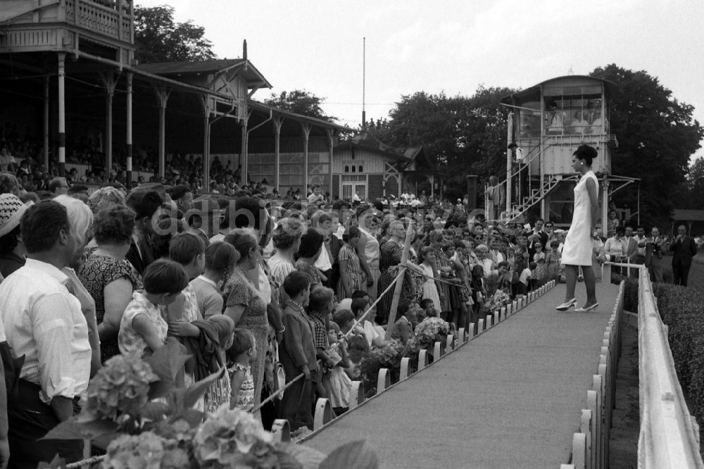 DDR-Fotoarchiv: Dresden - Modenschau von der VVB Konfektion Berlin vor der Tribuene am Moderenntag in Dresden in Sachsen in der DDR