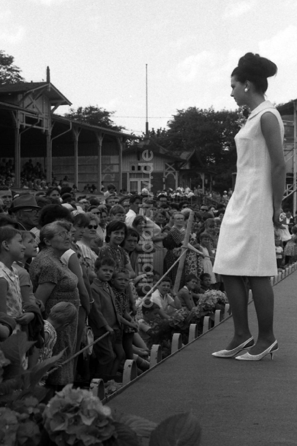 Dresden: Modenschau von der VVB Konfektion Berlin vor der Tribuene am Moderenntag in Dresden im Bundesland Sachsen in der DDR