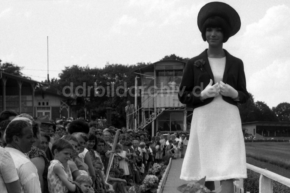 DDR-Bildarchiv: Dresden - Modenschau von der VVB Konfektion Berlin vor der Tribuene am Moderenntag in Dresden in Sachsen in der DDR