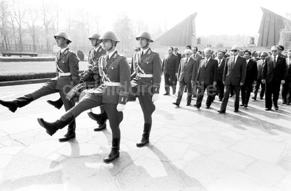 DDR-Fotoarchiv: Berlin - Mongolischer Staatschef Zedenbal am sowjetischen Ehrenmal in Berlin-Treptow Foto: Schönfeld