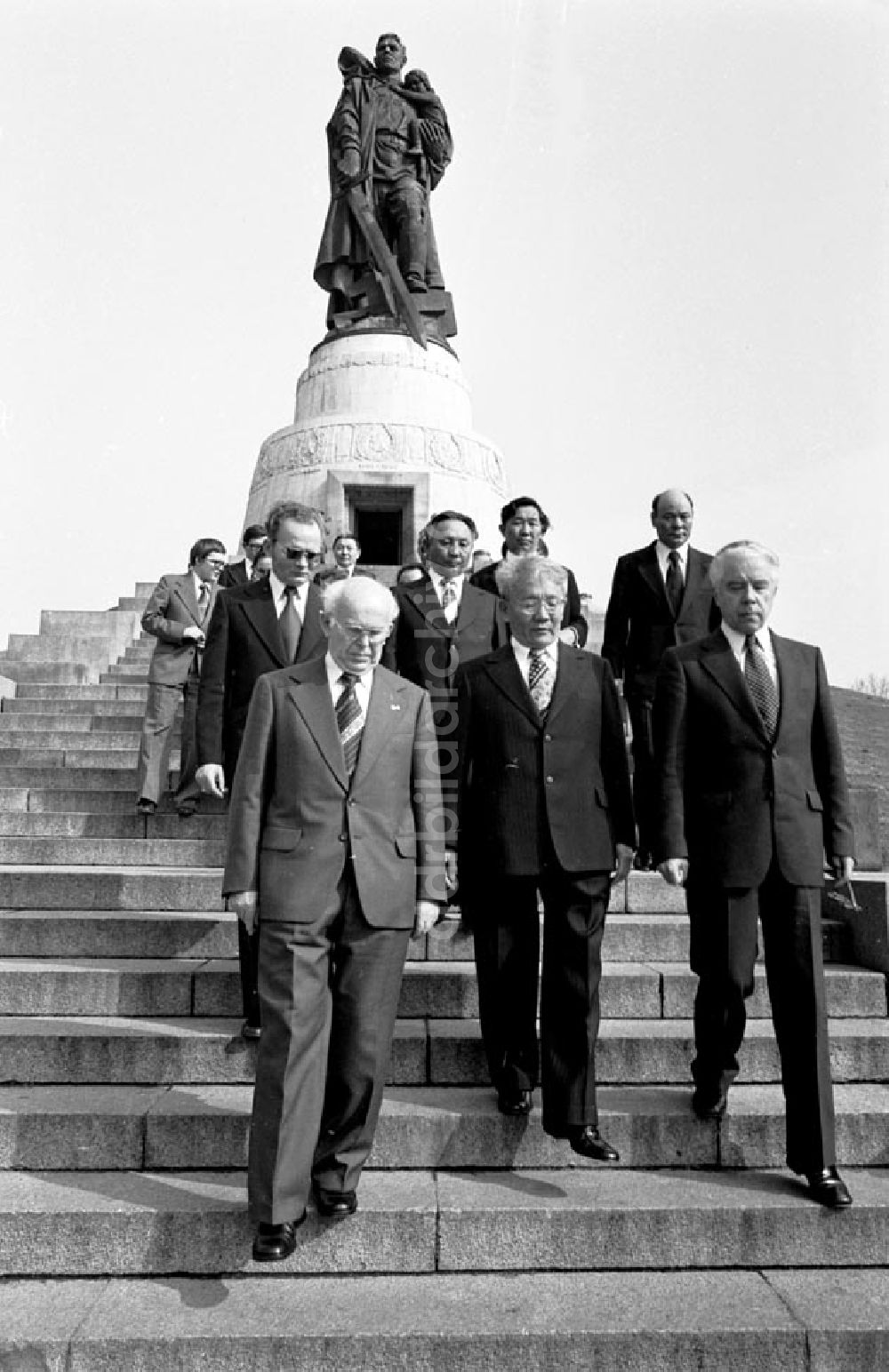 DDR-Fotoarchiv: Berlin - Mongolischer Staatschef Zedenbal am sowjetischen Ehrenmal in Berlin-Treptow Foto: Schönfeld