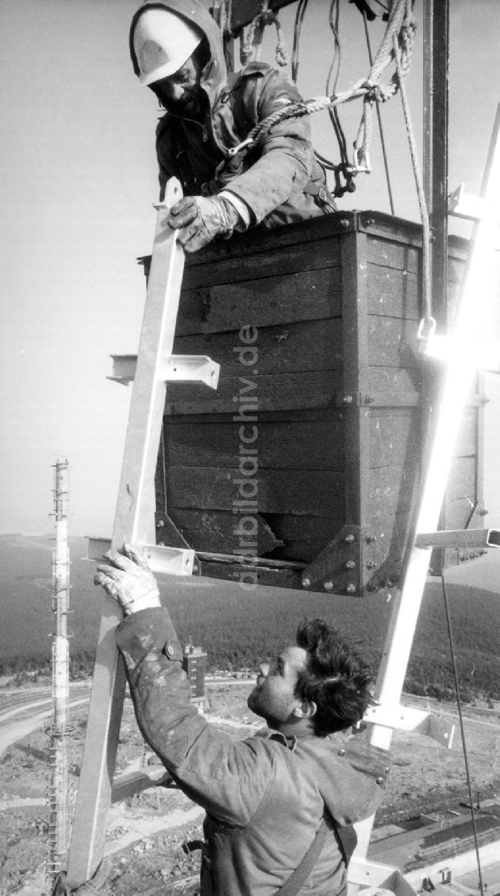 Schierke: Monteure einer Spezialbaufirma bringen in luftiger Höhe neue Antennenhalterungen an 03.06.1992