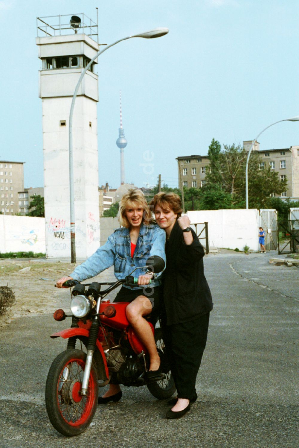 DDR-Fotoarchiv: Berlin - Moped vom Typ S50 mit jungen Frauen im ehemaligen Mauerstreifen an der Bernauer Straße in Berlin in der DDR