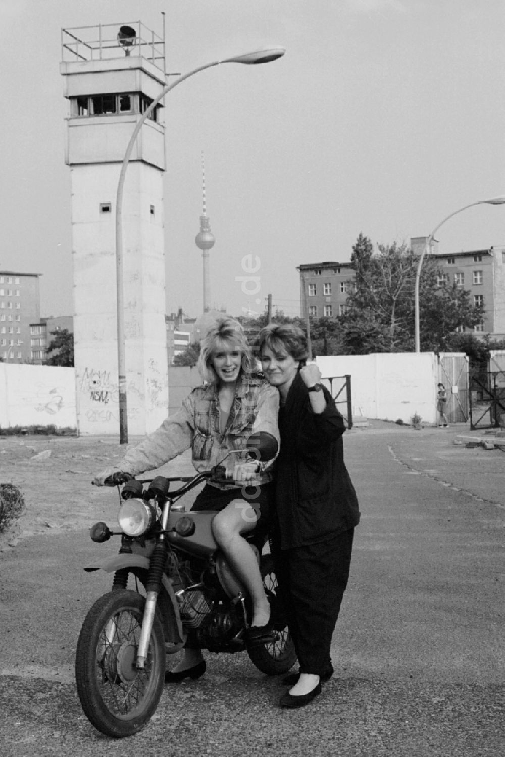 DDR-Fotoarchiv: Berlin - Moped vom Typ S50 mit jungen Frauen im ehemaligen Mauerstreifen an der Bernauer Straße in Berlin in der DDR