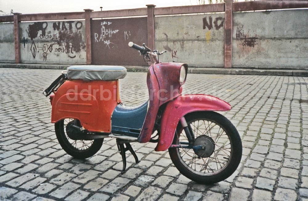 DDR-Bildarchiv: Berlin - Moped vom Typ Simson Schwalbe KR 51 in Berlin in der DDR