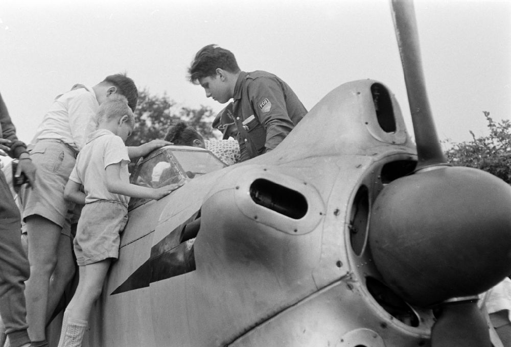Dresden: Motorflugzeug Jakowlew Jak-18 in Dresden in der DDR