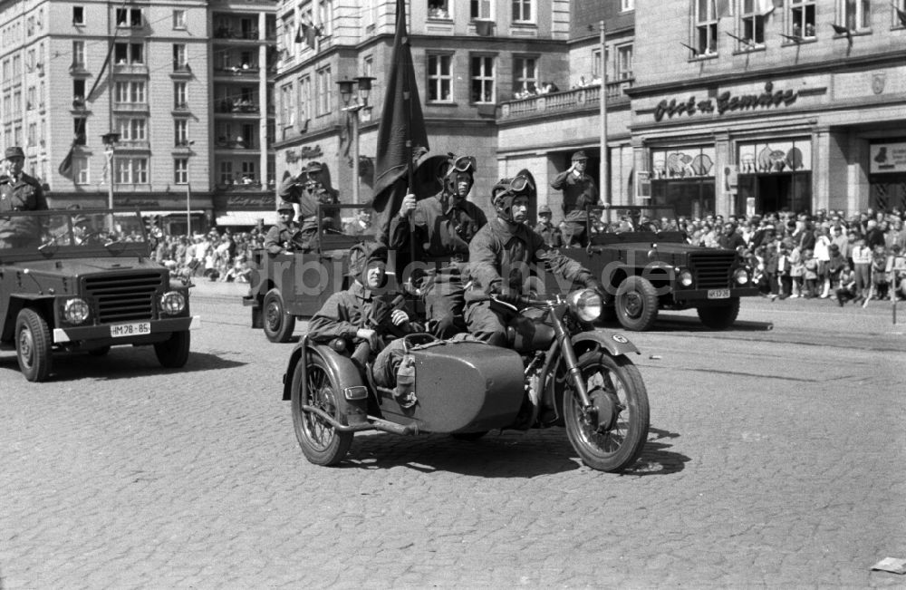 DDR-Fotoarchiv: Magdeburg - Motorisierte Einheiten der Kampfgruppen der DDR bei der Parade zum 1.Mai in Magdeburg