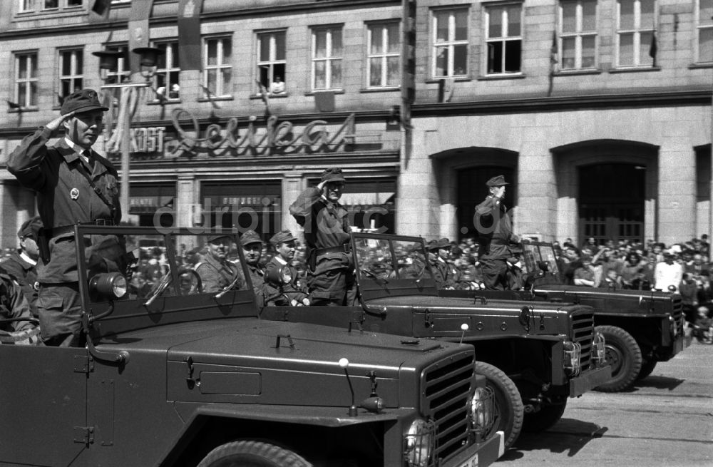 Magdeburg: Motorisierte Einheiten der Kampfgruppen der DDR bei der Parade zum 1.Mai in Magdeburg in Sachsen-Anhalt