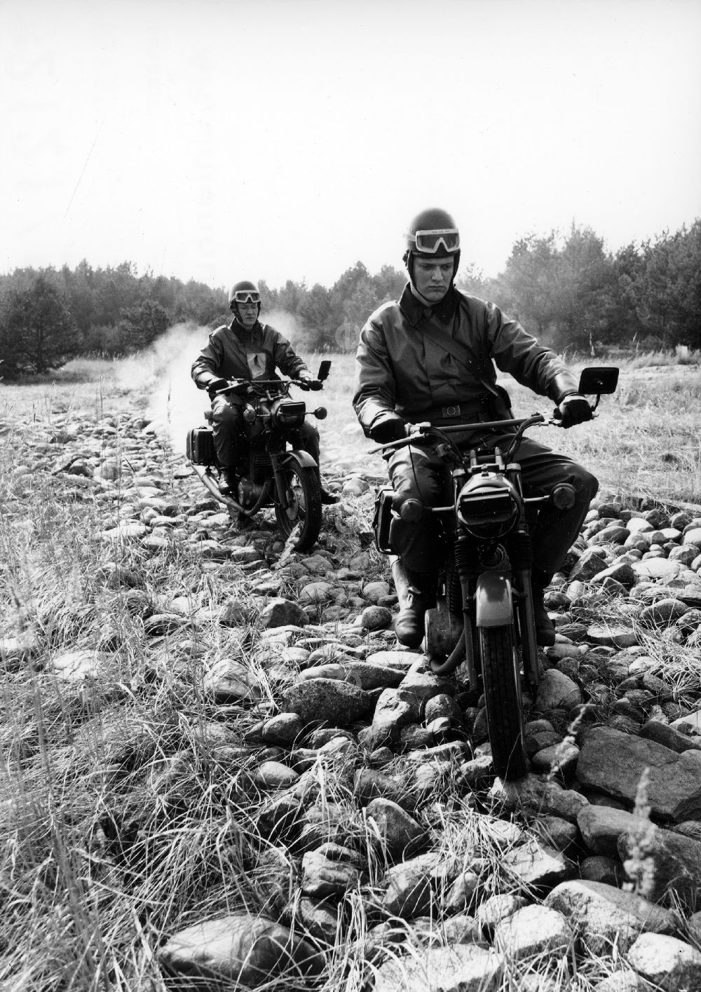 DDR-Bildarchiv: Abbenrode - Motorisierte Grenzposten auf Motorrad MZ während einer Patrouillenfahrt bei Abbenrode im Harz im heutigen Bundesland Sachsen-Anhalt