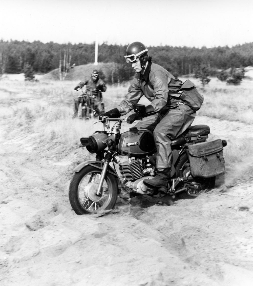 Abbenrode: Motorisierte Grenzposten auf Motorrad MZ während einer Patrouillenfahrt bei Abbenrode im Harz im heutigen Bundesland Sachsen-Anhalt