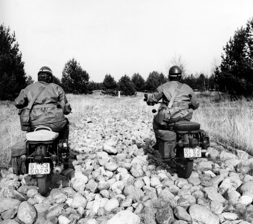 DDR-Bildarchiv: Abbenrode - Motorisierte Grenzposten auf Motorrad MZ während einer Patrouillenfahrt bei Abbenrode im Harz im heutigen Bundesland Sachsen-Anhalt