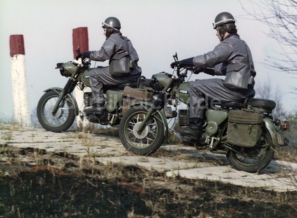 Abbenrode: Motorisierte Grenzposten auf Motorrad MZ während einer Patrouillenfahrt bei Abbenrode im Harz im heutigen Bundesland Sachsen-Anhalt