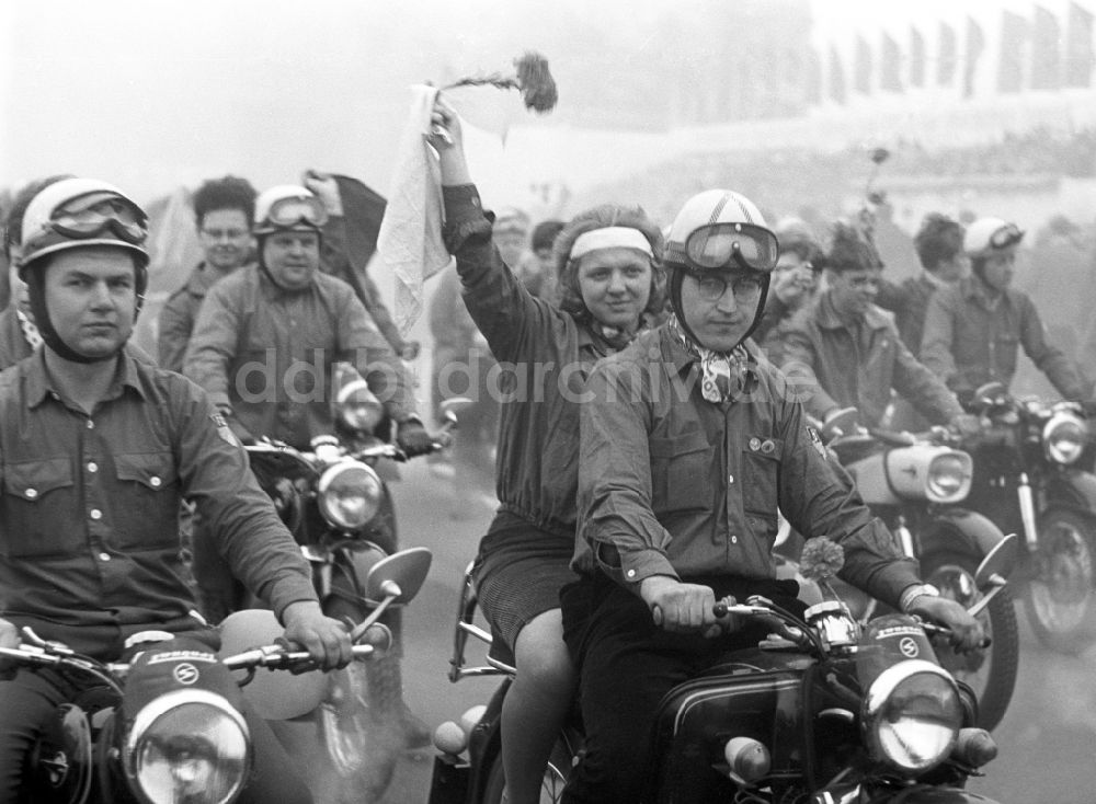 Berlin: Motorrad-Korso beim Deutschlandtreffen, Berlin 1964