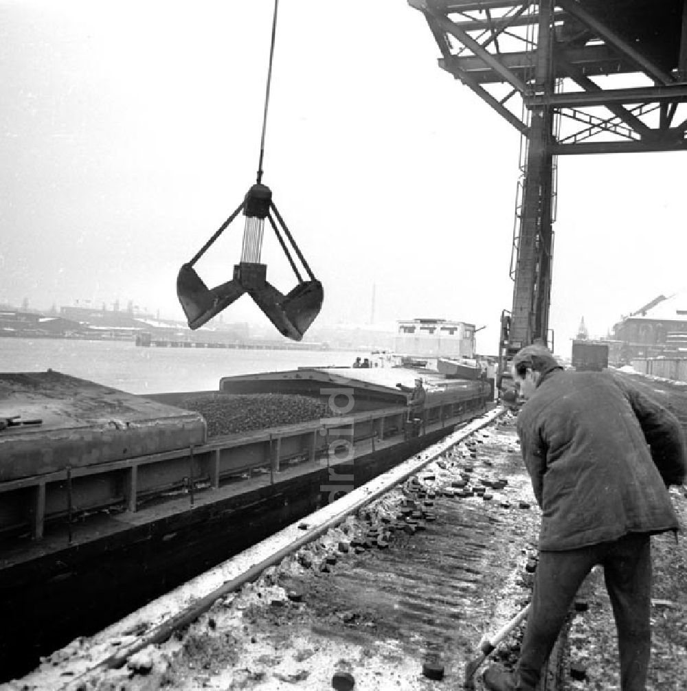 DDR-Fotoarchiv: Belrin - Motorschiff Zschopau wird am Berliner Osthafen gelöscht Foto: Schönfeld