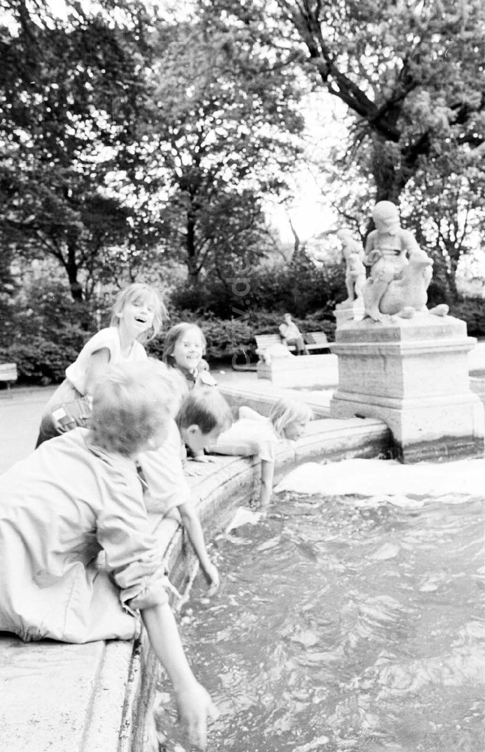 DDR-Bildarchiv: Berlin - Märchenhafte Prakidylle am Märchenbrunnen im Volkspark Friedrichshain 27.06.1989